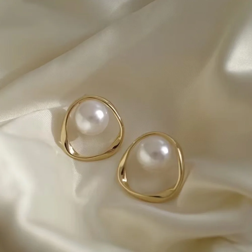 Elegant Gold and Pearl Earrings